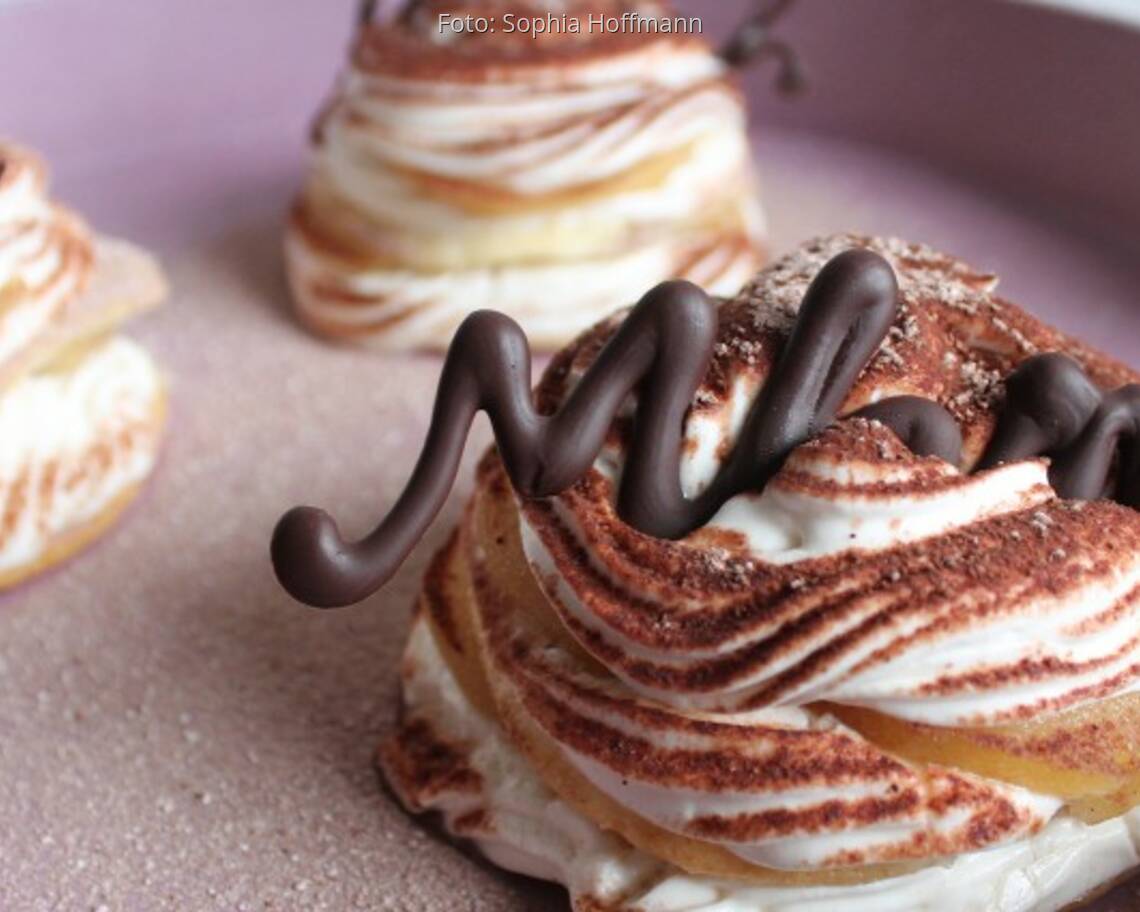 Apfel-Zimt Tiramisu mit Schokodekoration und Kakaopulver