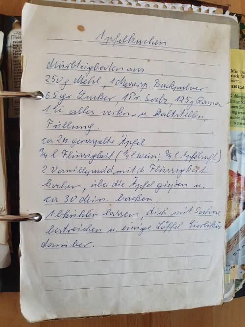 Handgeschriebene Seite mit einem Rezept für Apfelkuchen.