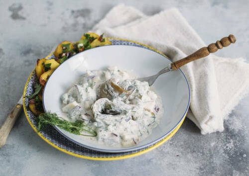 Veganen Auberginen Matjes in einer weißen Schüssel.