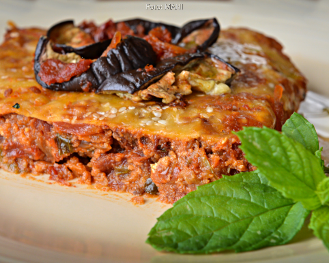 Teller mit einer Pita aus Auberginen, überbacken