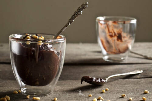 vegane Mousse au Chocolat mit Avocado und Kakao in Dessergläser