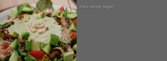 Rezeptbild für "Gemischter Salat mit Avocado-Cashew-Dressing"