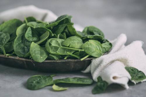 Babyspinat in einer Messingschüssel.