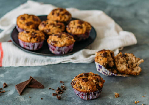 Unsere Bananenmuffins mit Vollkornmehl und Agavendicksaft kommen Dank reifer Bananen und Schokolade auch ohne raffinierten Zucker aus.