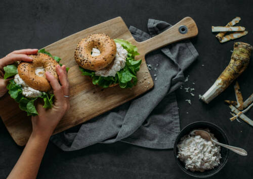 Bagel mit Apfel-Meerrettich-Aufstrich