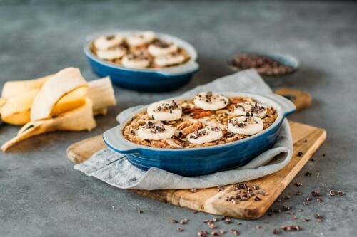 Baked Oatemeal mit Pekannüssen in einer blauen Auflaufform.