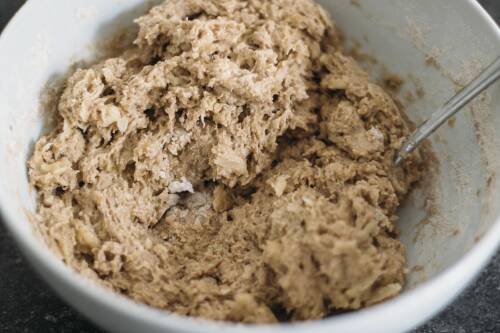 Banane mit Apfel und Soja- und Dinkelmehl in Schüssel vermengt.