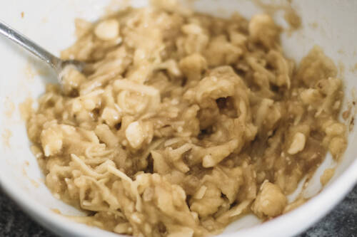 Bananen mit Apfel in Schüssel vermengt.