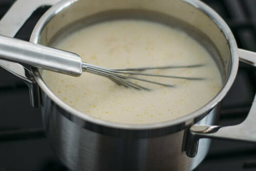 Béchamelsoße in Topf.