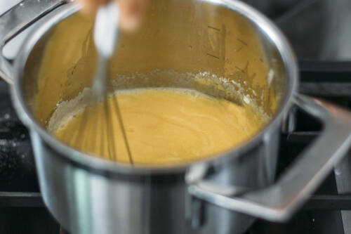 Béchamelsoße in Topf.