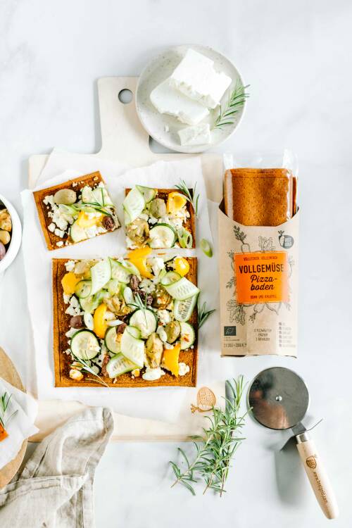 Griechische Pizza mit Pizzaboden von Beetgold, belegt mit Paprika, Zucchini, Artischocken.