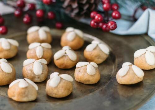 Schnell und einfach sind diese Bethmännchen selbst hergestellt. Mehrere Stück auf einem Teller angerichtet von der Seite fotografiert.