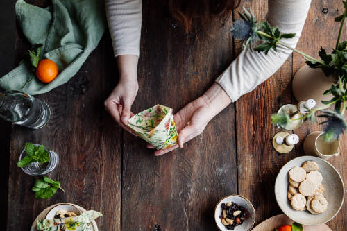 Ein buntes Bienenwachstuch zu einem kleinen Täschchen gefaltet.