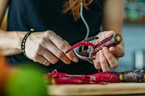Schälen einer lila Karotte