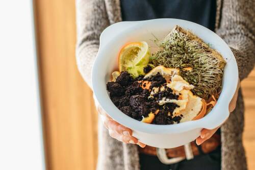 Gesammelte Gemüsereste in einer Schüssel für den Biomüll