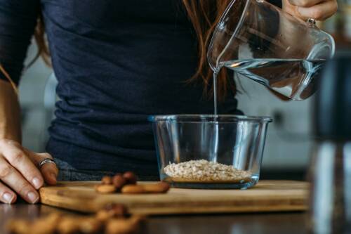 Birchermüsli - die Haferflocken über Nacht einweichen lassen