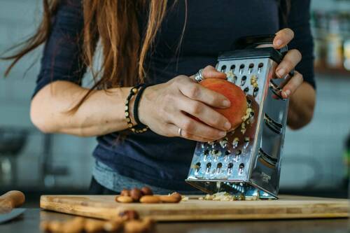Birchermüsli - reibe einen Apfel