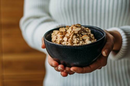 Birchermüsli Nüsse auf das Müsli geben