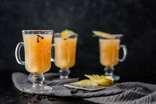 Birnen Ingwer Punsch in Gläsern vor dunklem Hintergrund.
