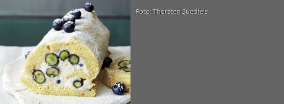 Rezeptbild für "Biskuitrolle mit Blaubeercreme"