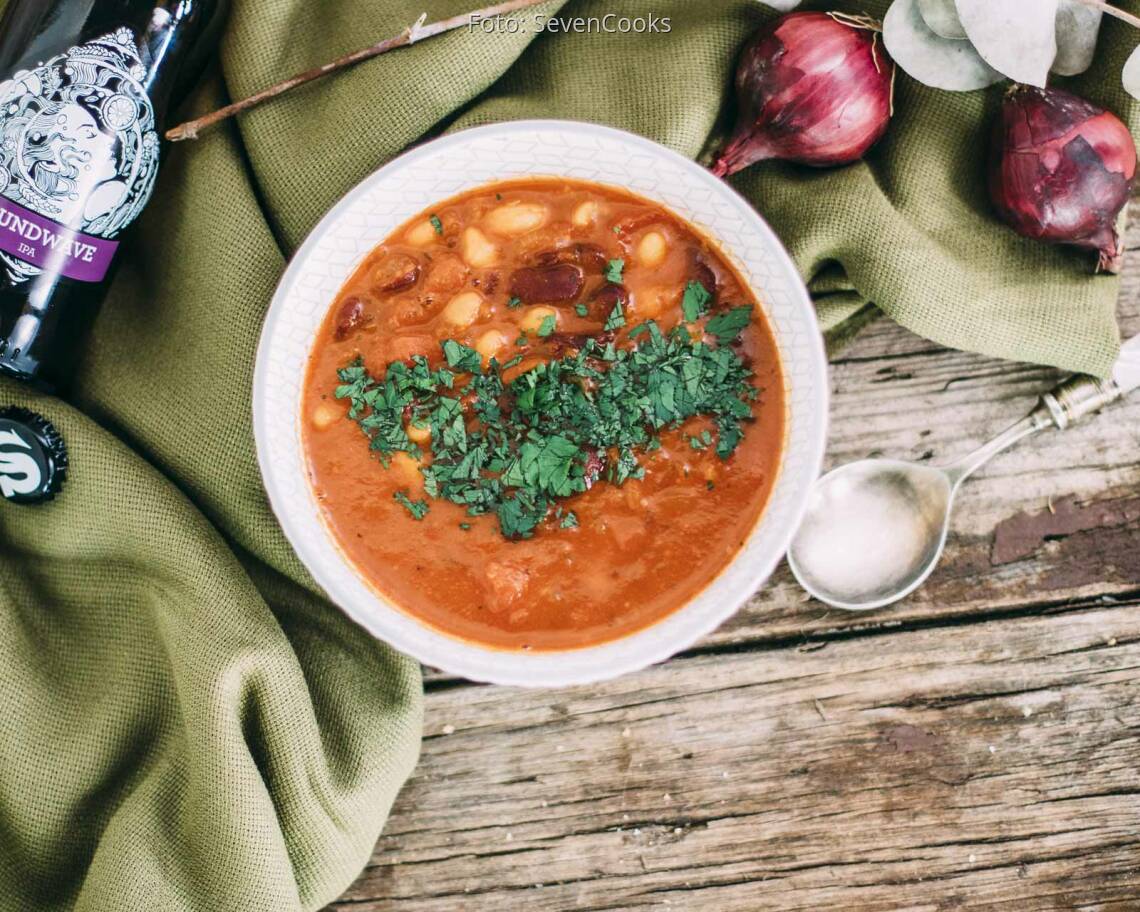 Beschwipste Bohnen in einer Schale von oben