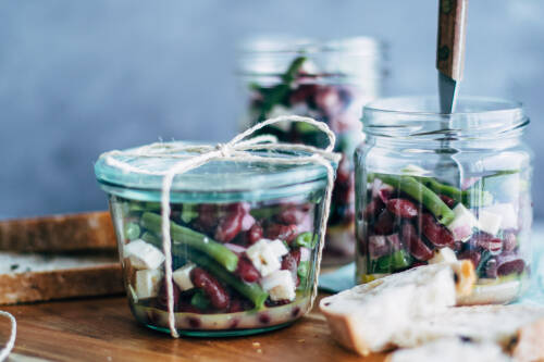 Aus gekochten Bohnen lassen sich so einige Leckereien herstellen, wie zum Beispiel dieser griechische Salat mit zweierlei Bohnen und Feta.