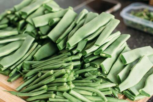 Vor der Zubereitung von Buschbohnen solltest du darauf achten, dass du sie gründlich wäschst und beide Enden abschneidest.