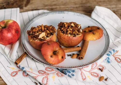 Gefüllte Bratäpfel auf einem Teller mit Zimt und Anis. Von oben fotografiert.