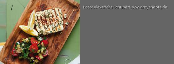 Rezeptbild für "Bärlauchgrillkäse mit Gurken-Tomaten-Salat"