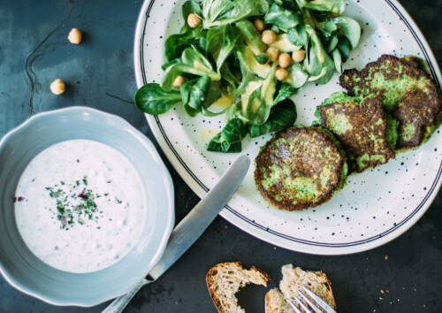 Selbstgemachte Bratlinge aus Brokkoli mit Kichererbsen und Feldsalat