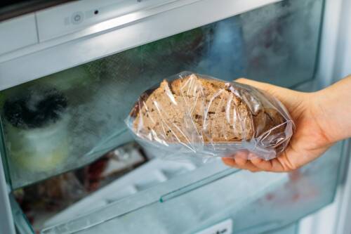 Um Brot wieder fluffig und knusprig zu bekommen, kannst du es in den Backofen geben.