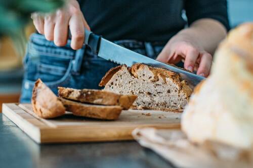 Brot kannst du als Laib oder in Scheiben einfrieren.