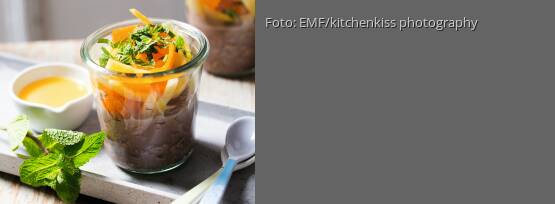 Rezeptbild für "Bunte Fruchtstreifen auf Kakao-Haferflocken"