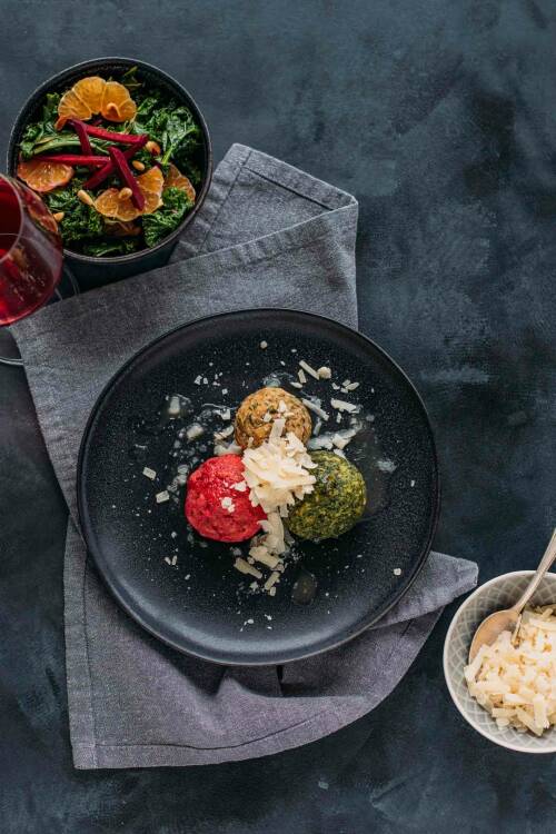 Bunte Knödel mit Wintersalat