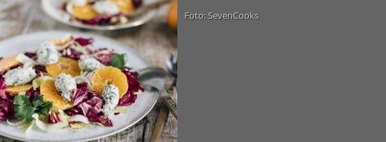 Rezeptbild für "Bunter Salat mit veganen Käsenocken"