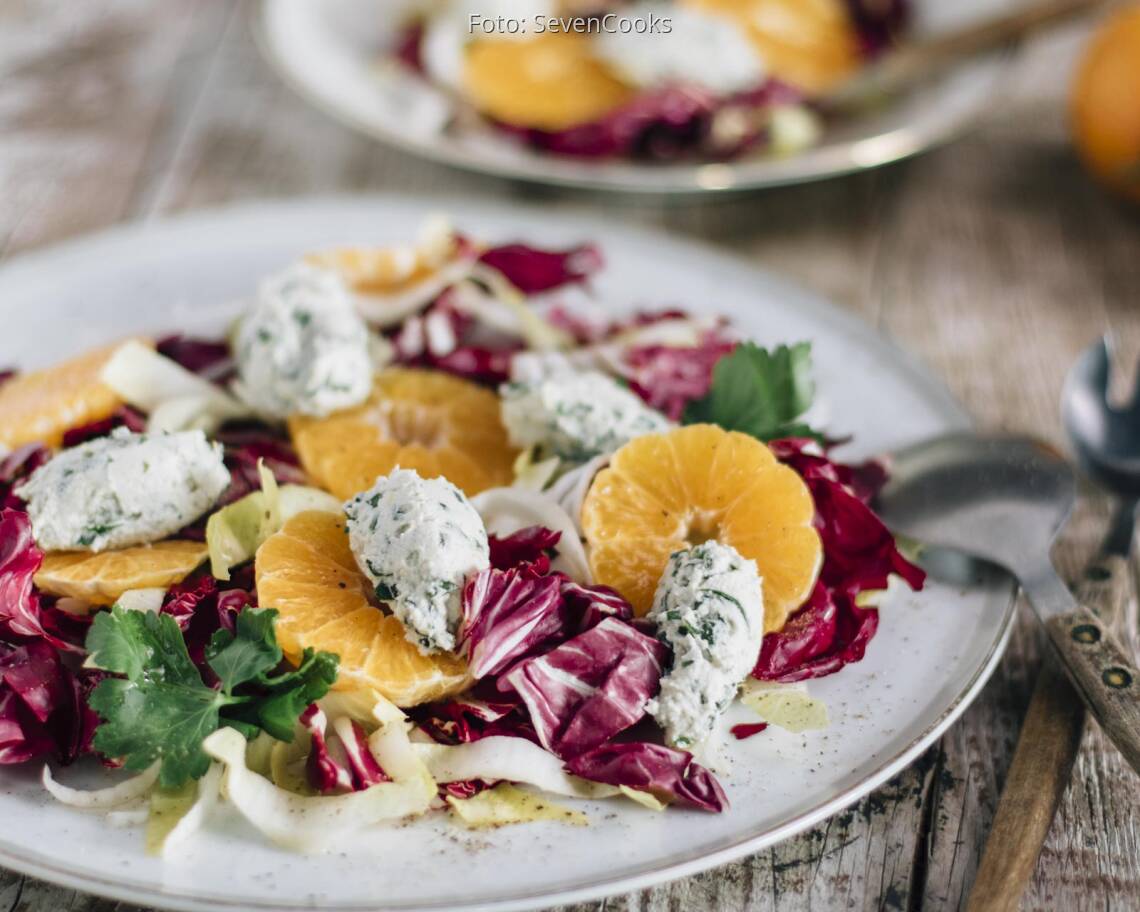 Salat mit Mandarinen und Radicchio und Käsenocken