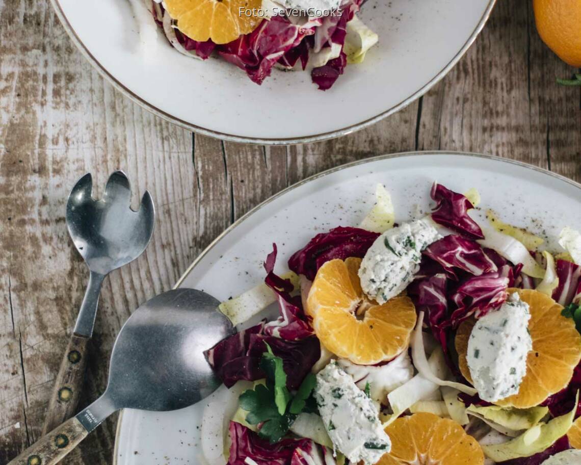 Salat mit Mandarinen und Radicchio und Käsenocken
