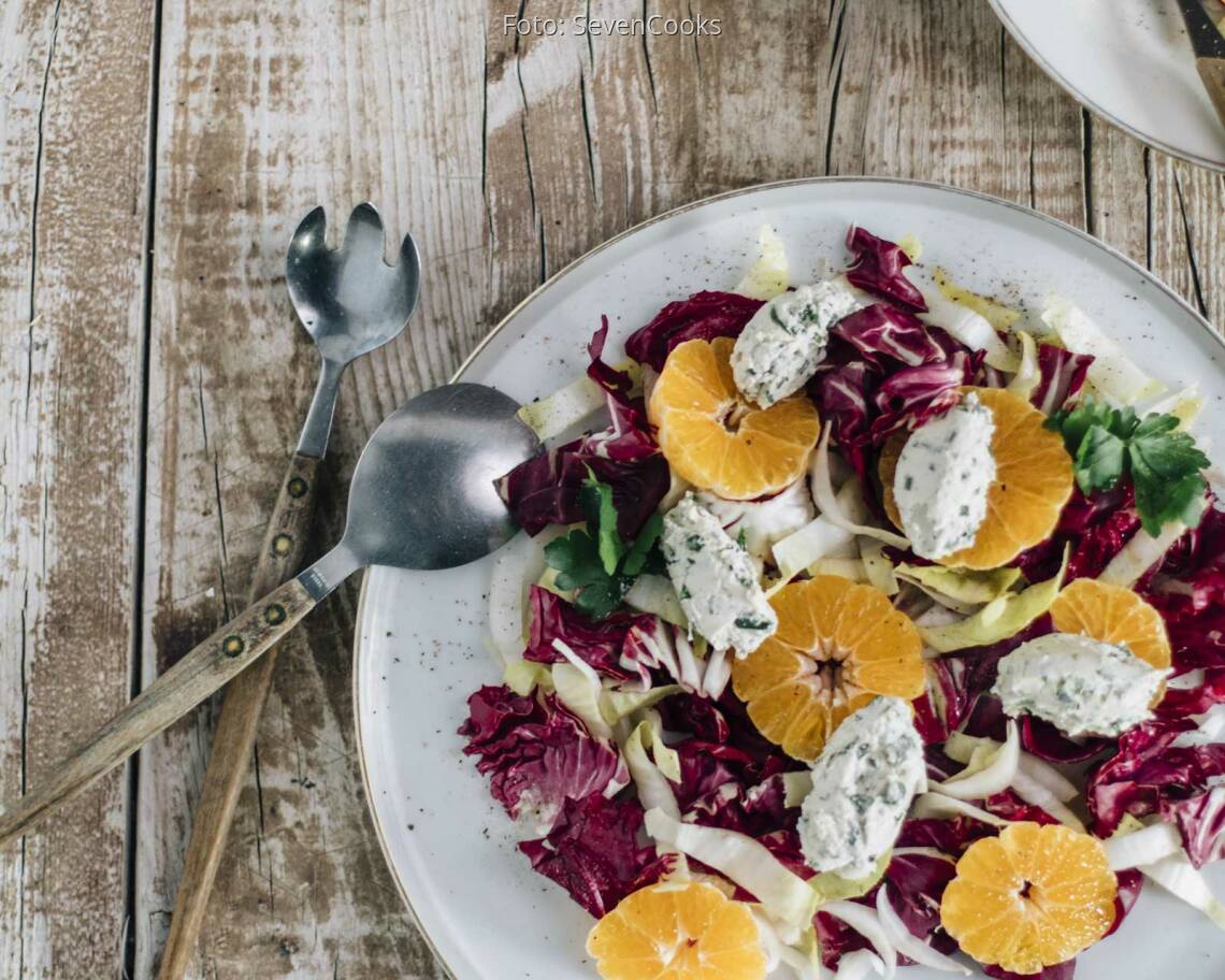 Salat mit Mandarinen und Radicchio und Käsenocken
