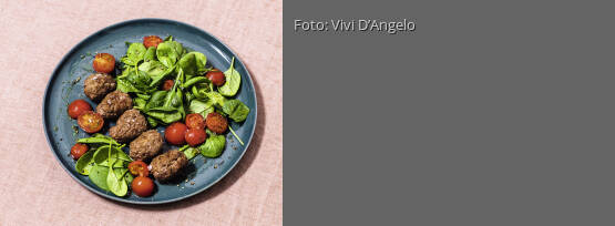 Rezeptbild für "Cevapcici mit Tomaten-Spinat-Salat"