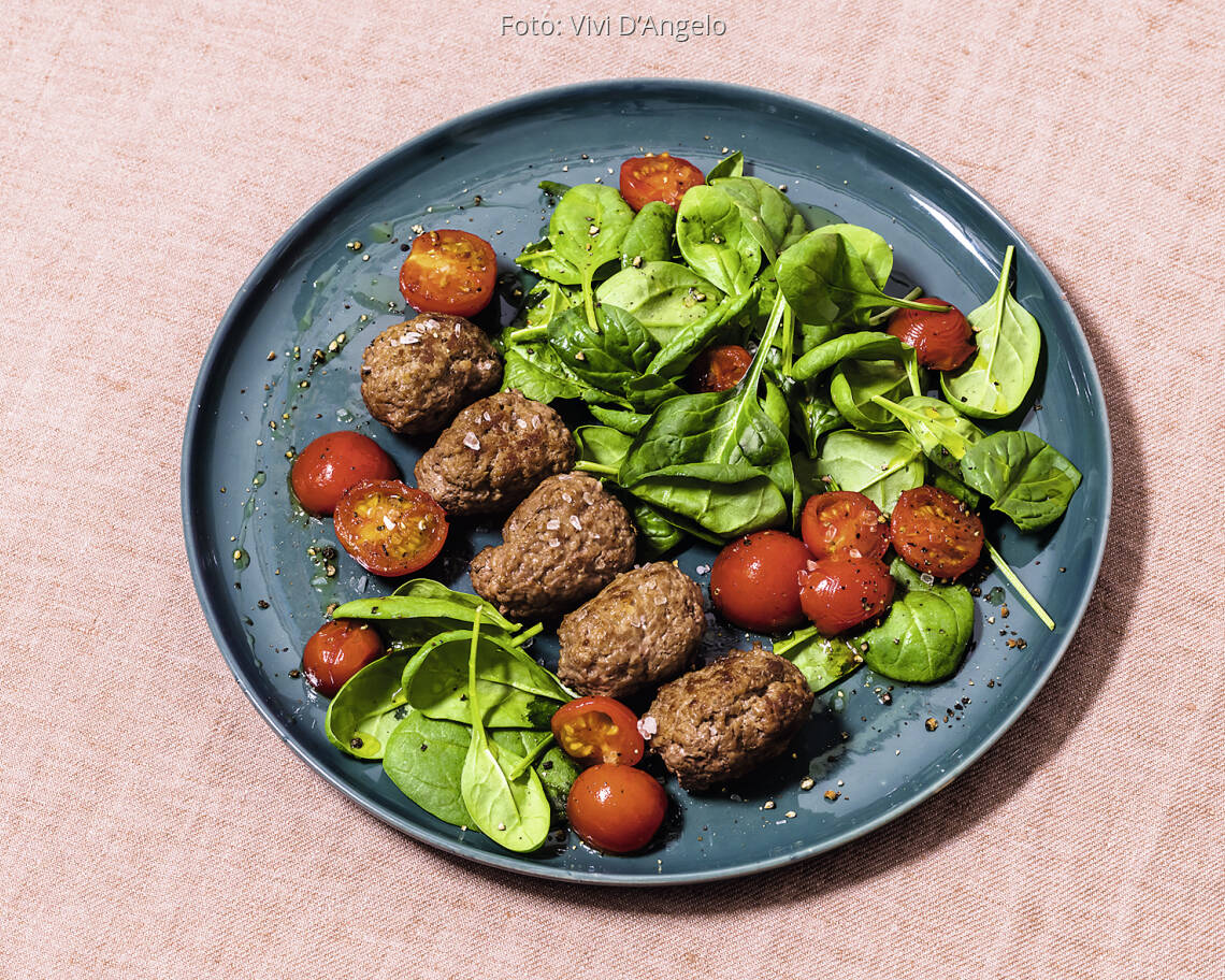 Cevapcici mit Tomaten-Spinat-Salat