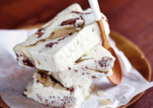 Dieses Eis mit Keksteigstückchen bindet pflanzlicher Gelatineersatz aus Johananisbrotkernmeh.