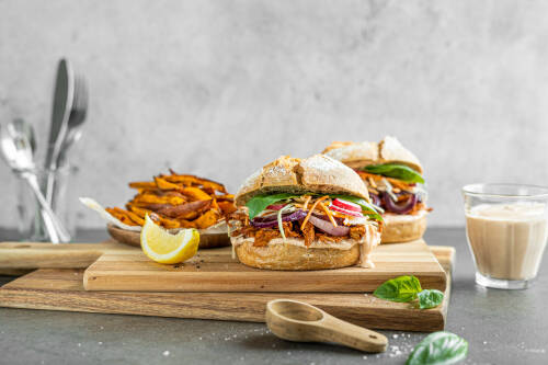 Leckerer Burger mit Coleslaw und planted.pulled