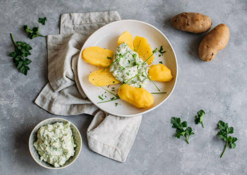 Pellkartoffeln mit Avocado-Kräuter-Quark aus dem Corona-Kochplan.