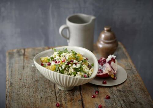Couscous Salat mit Granatapfel in einer Schüssel