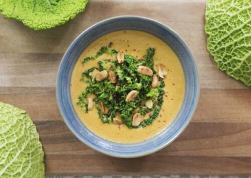 Leckere Suppe mit Erdnuss und Wirsing in einer  Schüssel, von oben fotografiert