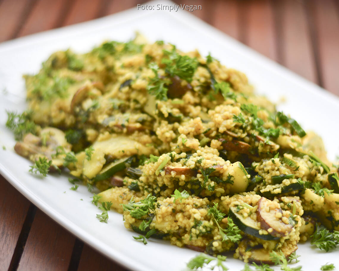 Curry-Couscous mit Zucchini und Champignons