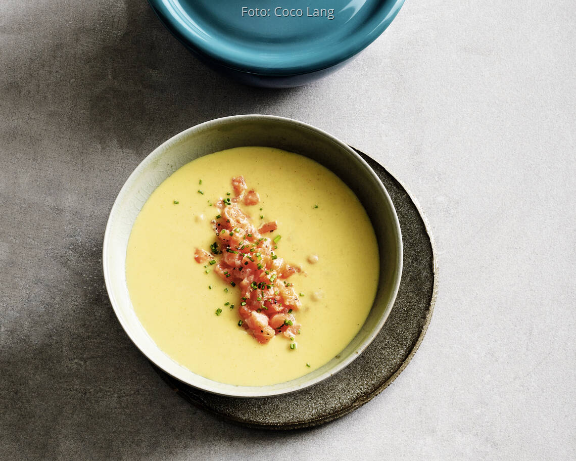 Currycremesuppe mit Lachstatar