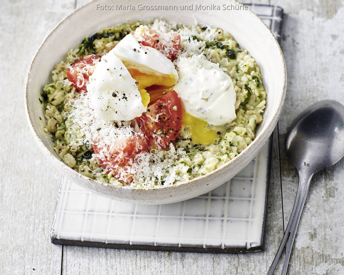 Deftiges Porridge mit pochiertem Ei