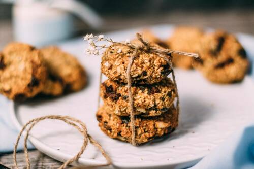 Energy Oats mit Cranberry vor hellem Hintergrund.