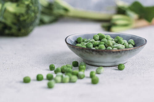 Grüne Erbsen in einer Schüssel.